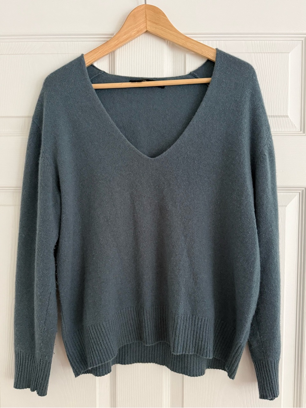 360 Cashmere Relaxed V-Neck 100% Cashmere Sweater in Teal (S)